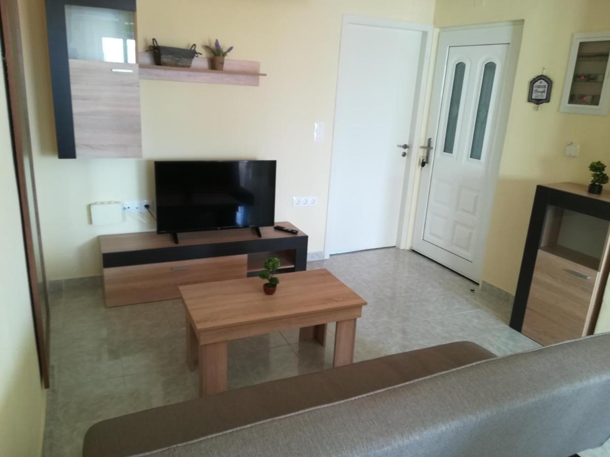 Happy Days Home Apartment Und Studio/Penthouse 이알리소스 외부 사진