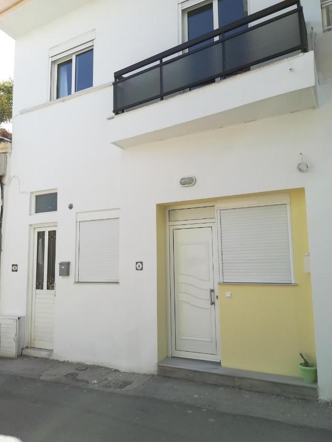 Happy Days Home Apartment Und Studio/Penthouse 이알리소스 외부 사진
